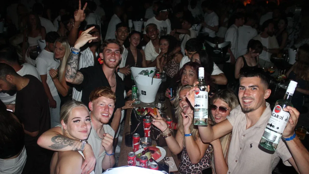 Alanya'da Gece Hayatı Zirve Yaptı: DJ Finesse Summer Garden Sahnesindeydi Alanya'da Gece Hayatı Zirve Yaptı: DJ Finesse Summer Garden Sahnesindeydi