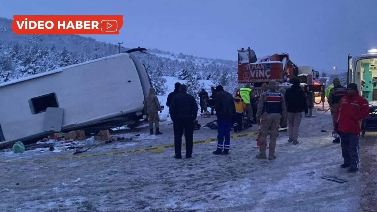 Galler'de A484 Karayolunda Otobüs Kazası: Bölgeye Acil Servis Sevk Edildi Galler'de A484 Karayolunda Otobüs Kazası: Bölgeye Acil Servis Sevk Edildi