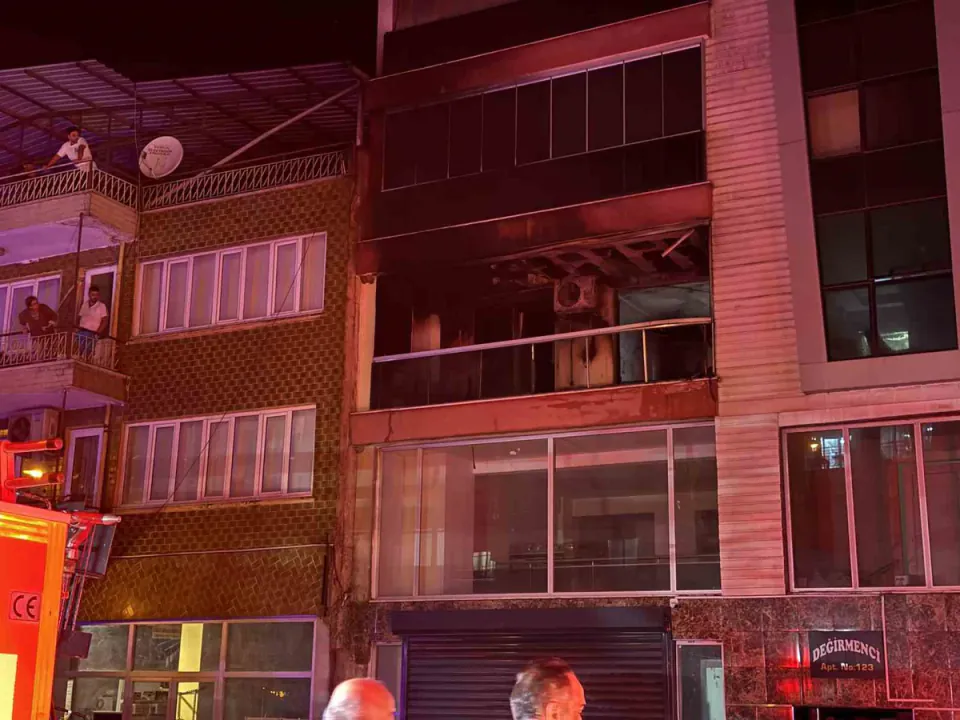 Aydın Efeler'de apartman yangını: 5 kişi dumandan etkilendi, hastaneye kaldırıldı görseli