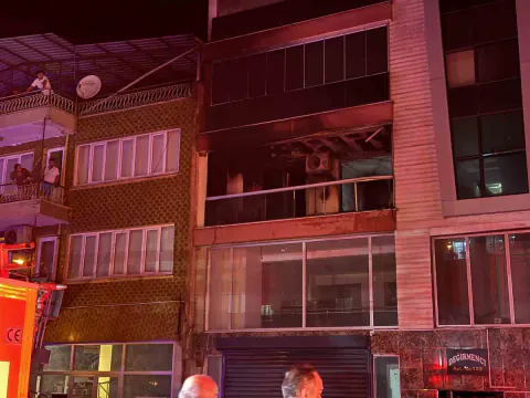Aydın Efeler'de apartman yangını: 5 kişi dumandan etkilendi, hastaneye kaldırıldı