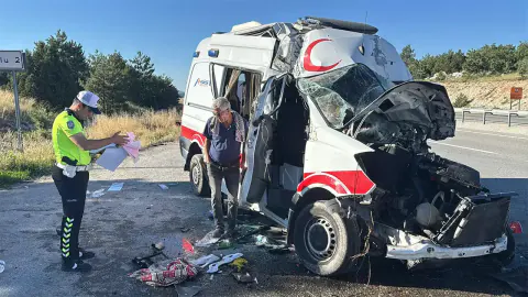 Kütahya-Afyonkarahisar yolunda feci ambulans kazası: 1 ölü, 4 yaralı
