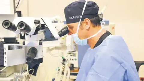 45 yaş sonrası yakın görme sorununa 'akıllı mercek' çözümü: Gözlükten kurtulma oranı ne kadar?