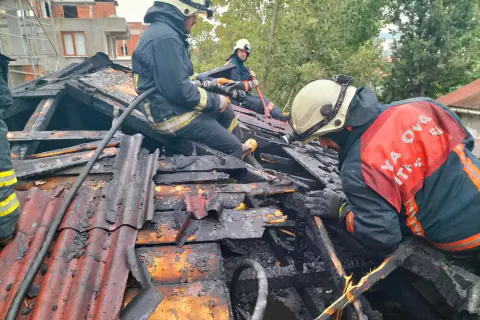Yalova'da ev yangını: Çatı yandı, itfaiye çevreye sıçramayı önledi