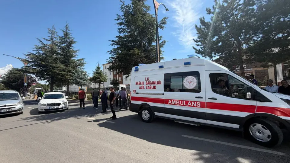 Ahlat'ta trafik kazası: Anne ve çocuğu hafif yaralandı görseli