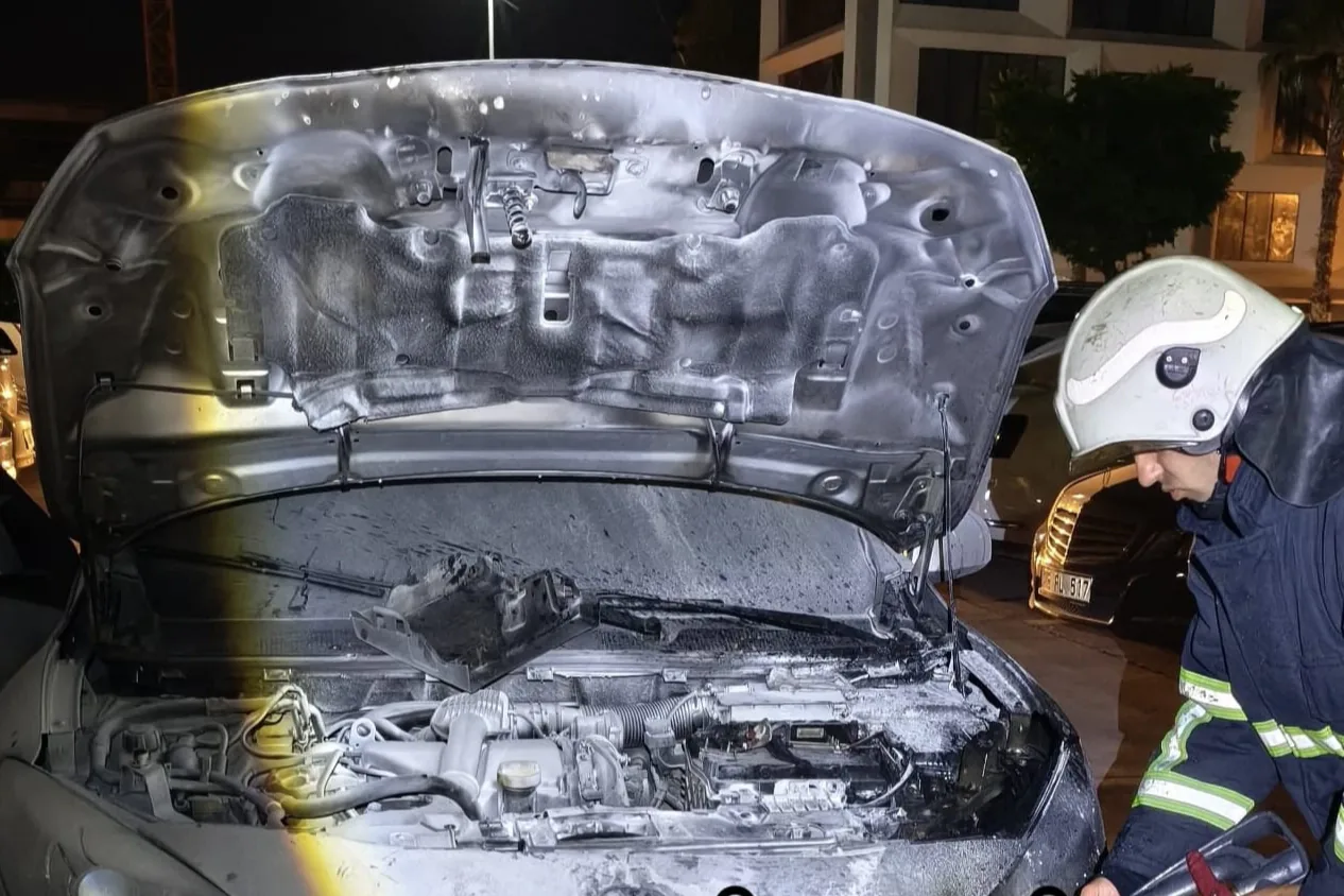Yalova'da Korkutan Araç Yangını: Otoparkta Alev Topuna Döndü Yalova'da Korkutan Araç Yangını: Otoparkta Alev Topuna Döndü