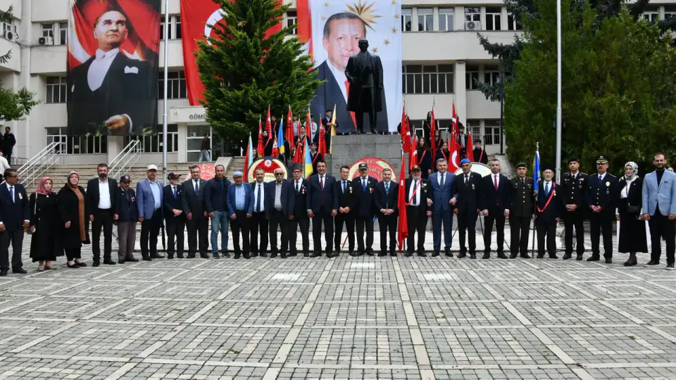 Gümüşhane'de 19 Eylül Gaziler Günü: Vali Atay Anıta Çiçek Bıraktı, Gazilerle Buluştu görseli
