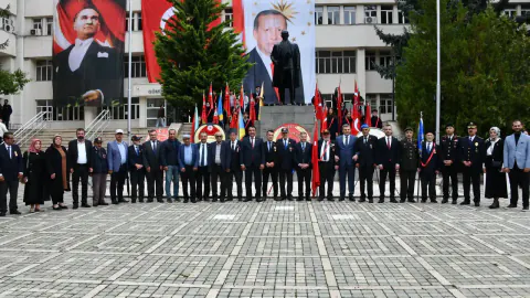 Gümüşhane'de 19 Eylül Gaziler Günü: Vali Atay Anıta Çiçek Bıraktı, Gazilerle Buluştu