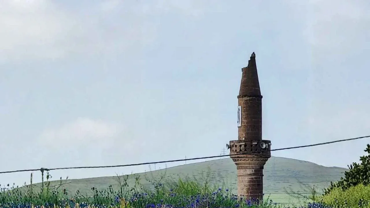 Kayseri'de Korkutan Anlar: Caminin Minaresine Yıldırım Düştü Kayseri'de Korkutan Anlar: Caminin Minaresine Yıldırım Düştü