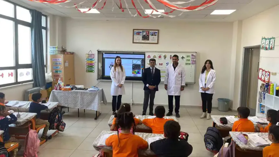İdil'de Milli Eğitim Müdürü Arslan sınıflara girdi, öğrenci taleplerini dinledi görseli