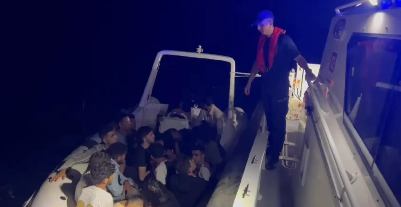 Muğla'nın Marmaris İlçesi Açıklarında Düzensiz Göçmen Operasyonu Gerçekleştirildi Muğla'nın Marmaris İlçesi Açıklarında Düzensiz Göçmen Operasyonu Gerçekleştirildi