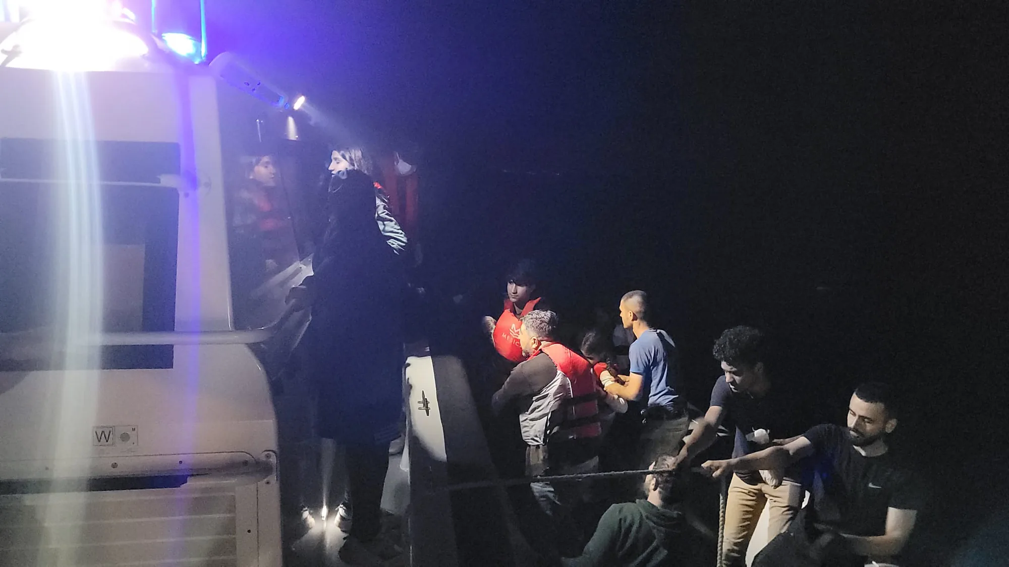 Göçmen Kaçakçılığı Operasyonu: İzmir Foça'da 11 Düzensiz Göçmen Yakalandı Göçmen Kaçakçılığı Operasyonu: İzmir Foça'da 11 Düzensiz Göçmen Yakalandı