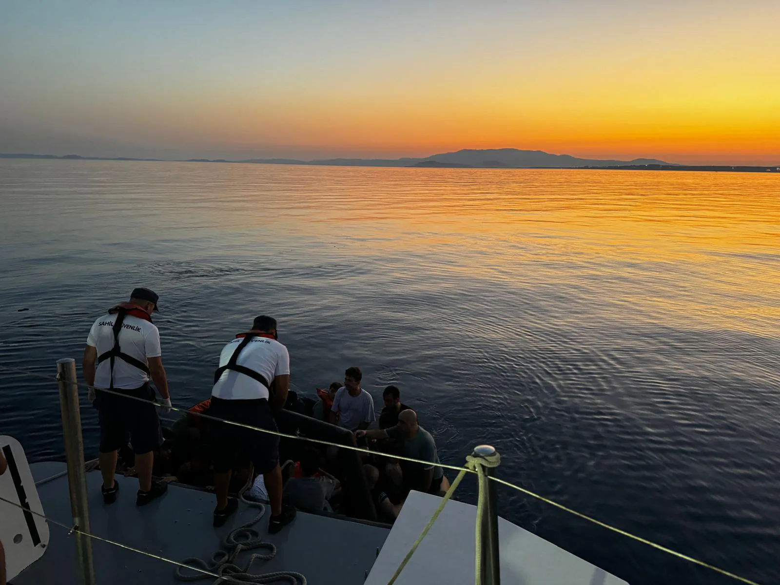 İzmir Çeşme Açıklarında 19 Düzensiz Göçmen Kurtarıldı İzmir Çeşme Açıklarında 19 Düzensiz Göçmen Kurtarıldı