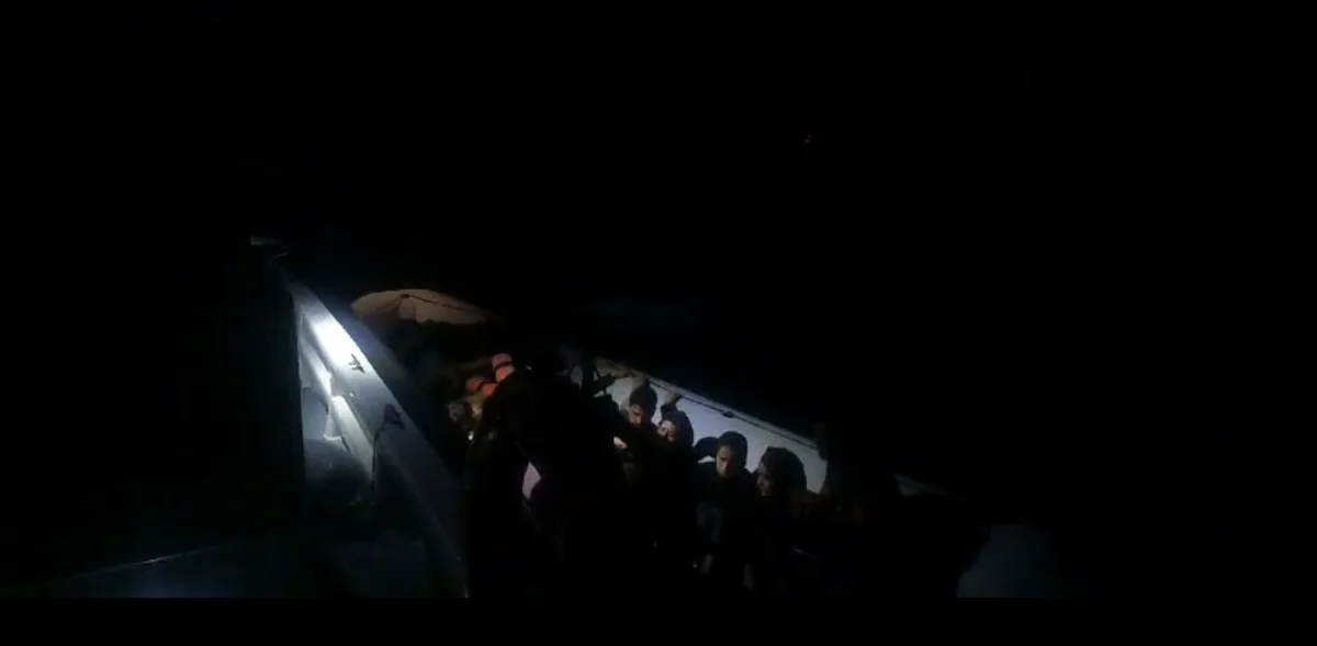 İzmir'in Seferihisar İlçesi Açıklarında Düzensiz Göçmen Operasyonu İzmir'in Seferihisar İlçesi Açıklarında Düzensiz Göçmen Operasyonu