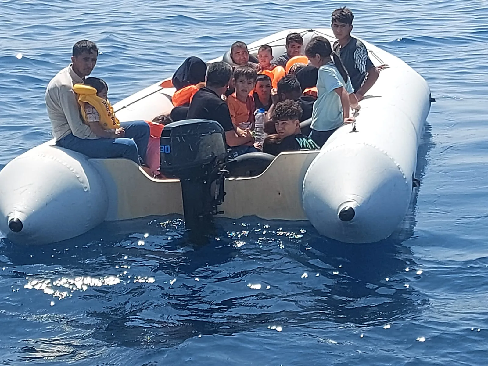 Sahil Güvenlik, İzmir Karaburun Açıklarında Düzensiz Göçmenleri Yakaladı Sahil Güvenlik, İzmir Karaburun Açıklarında Düzensiz Göçmenleri Yakaladı