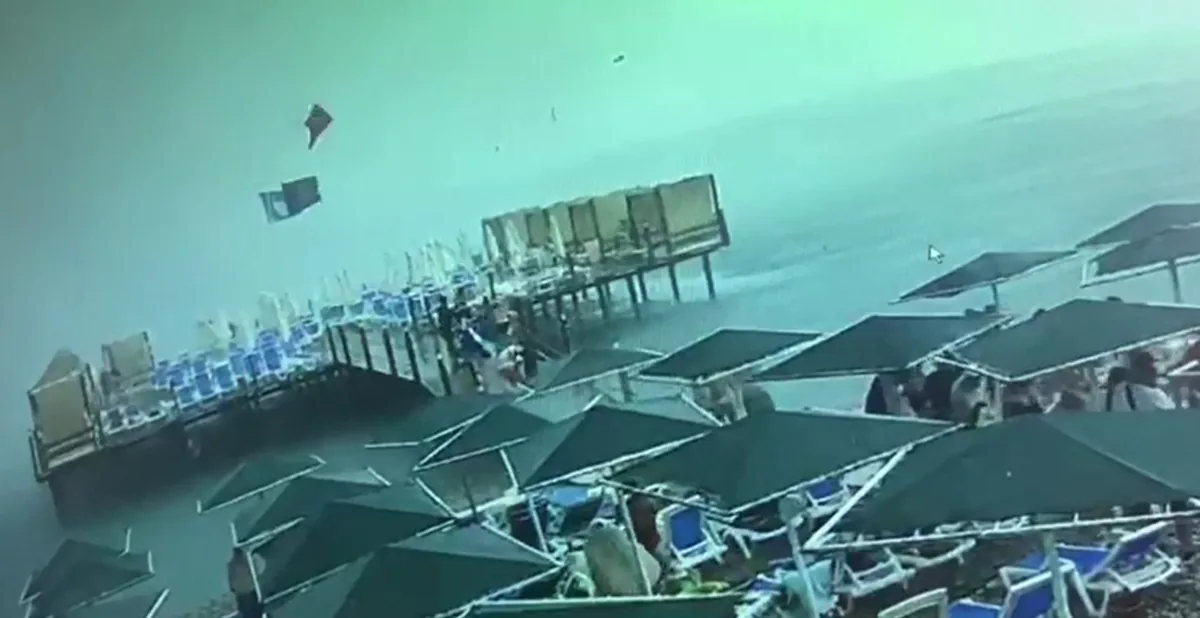 Fırtına Kemer'de Plaj Alanlarını Etkiledi Fırtına Kemer'de Plaj Alanlarını Etkiledi