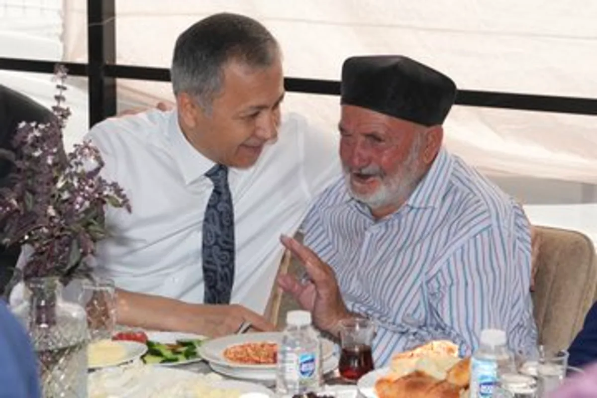 İçişleri Bakanı Ali Yerlikaya Ahıska Türkü Mizam Dedemiz ile Bir Araya Geldi İçişleri Bakanı Ali Yerlikaya Ahıska Türkü Mizam Dedemiz ile Bir Araya Geldi