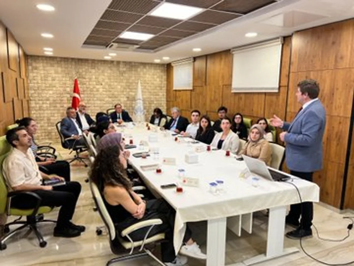 Kamu Denetçiliği Kurumu'nun Başkanı Şeref Malkoç, Ankara Üniversitesi Deniz Hukuku Ulusal Araştırma Merkezini Ziyaret Etti Kamu Denetçiliği Kurumu'nun Başkanı Şeref Malkoç, Ankara Üniversitesi Deniz Hukuku Ulusal Araştırma Merkezini Ziyaret Etti