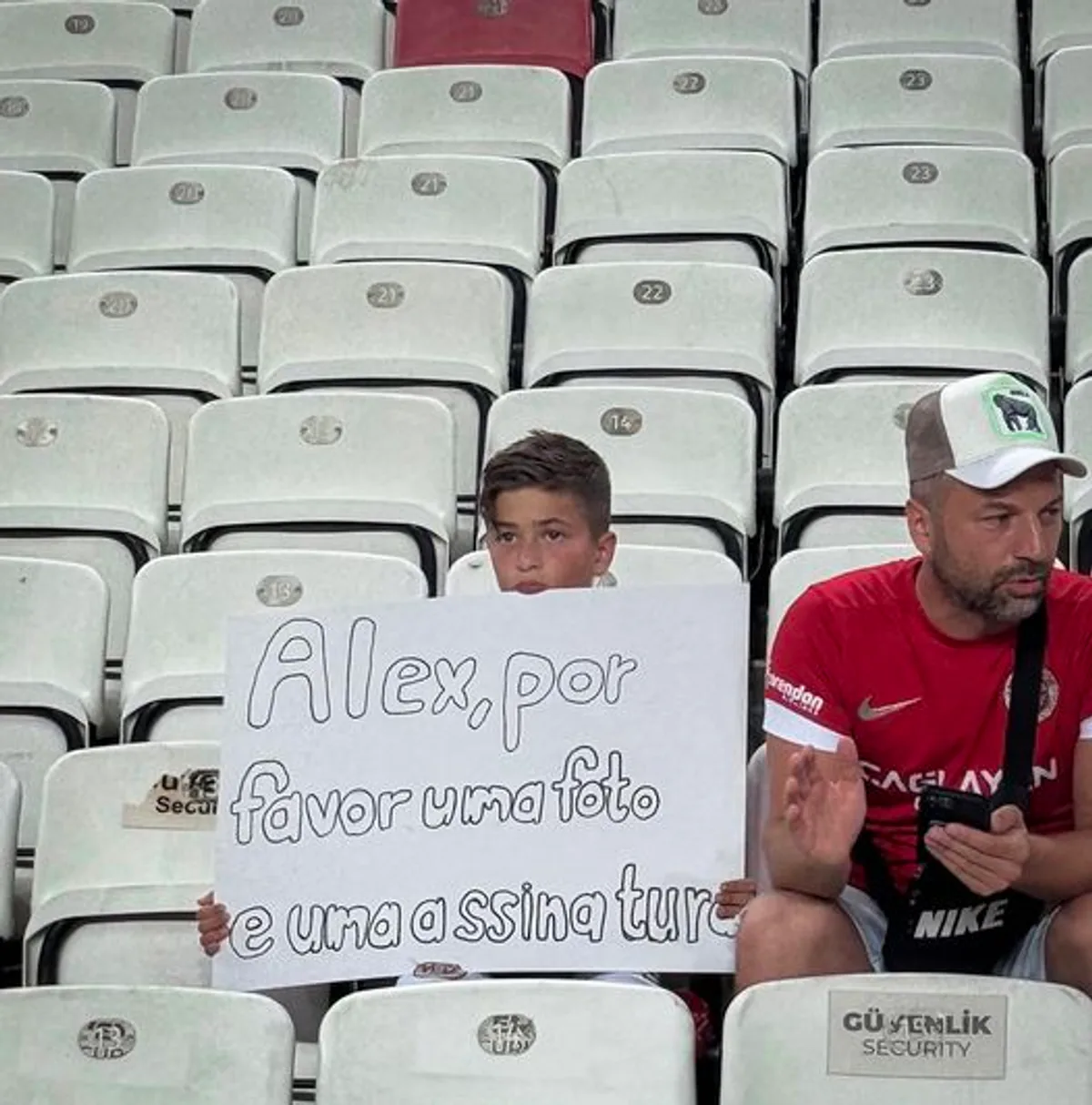 Antalyaspor Minik Taraftarına Sürpriz Yapacak Antalyaspor Minik Taraftarına Sürpriz Yapacak
