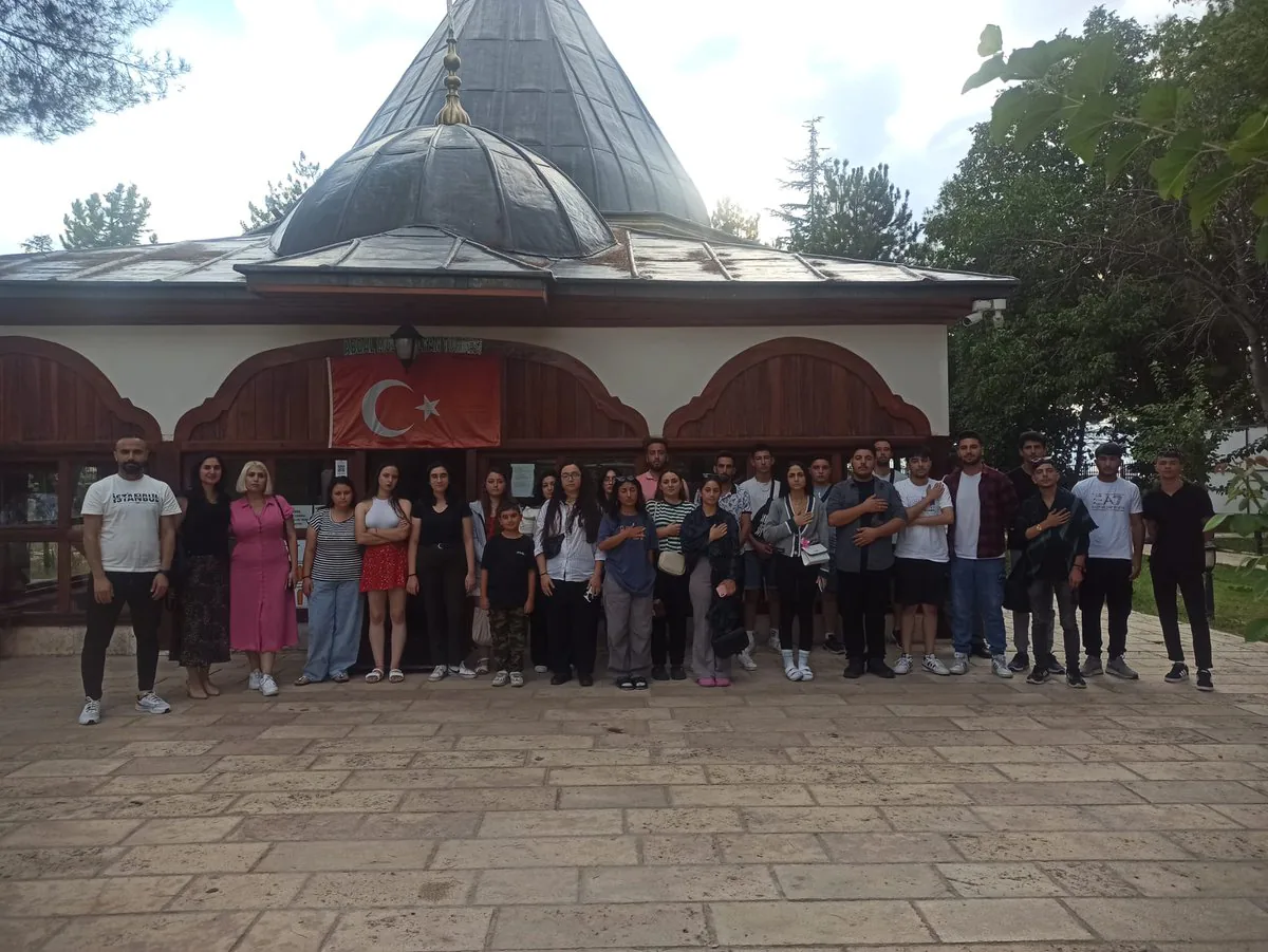 Alevi-Bektaşi kültürü gençlerle buluşuyor: Erenlerin İzinden Anadolu Ziyaret Programı Alevi-Bektaşi kültürü gençlerle buluşuyor: Erenlerin İzinden Anadolu Ziyaret Programı