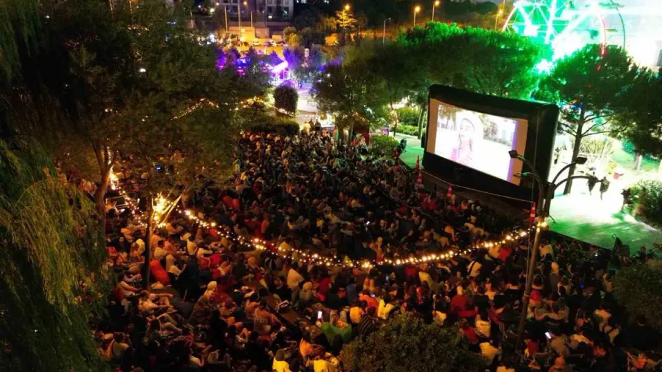 Akasya AVM'de Sinema Keyfi: Açık Hava Gösterimleri Başlıyor görseli