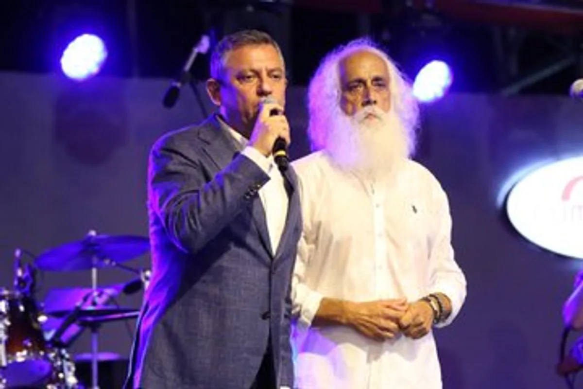 CHP, Sanatçı Suavi'nin Konserine Katıldı CHP, Sanatçı Suavi'nin Konserine Katıldı