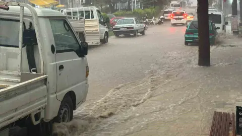 Antalya Elmalı'da şiddetli sağanak: Caddeler göl oldu, pazar yeri suyun altına girdi