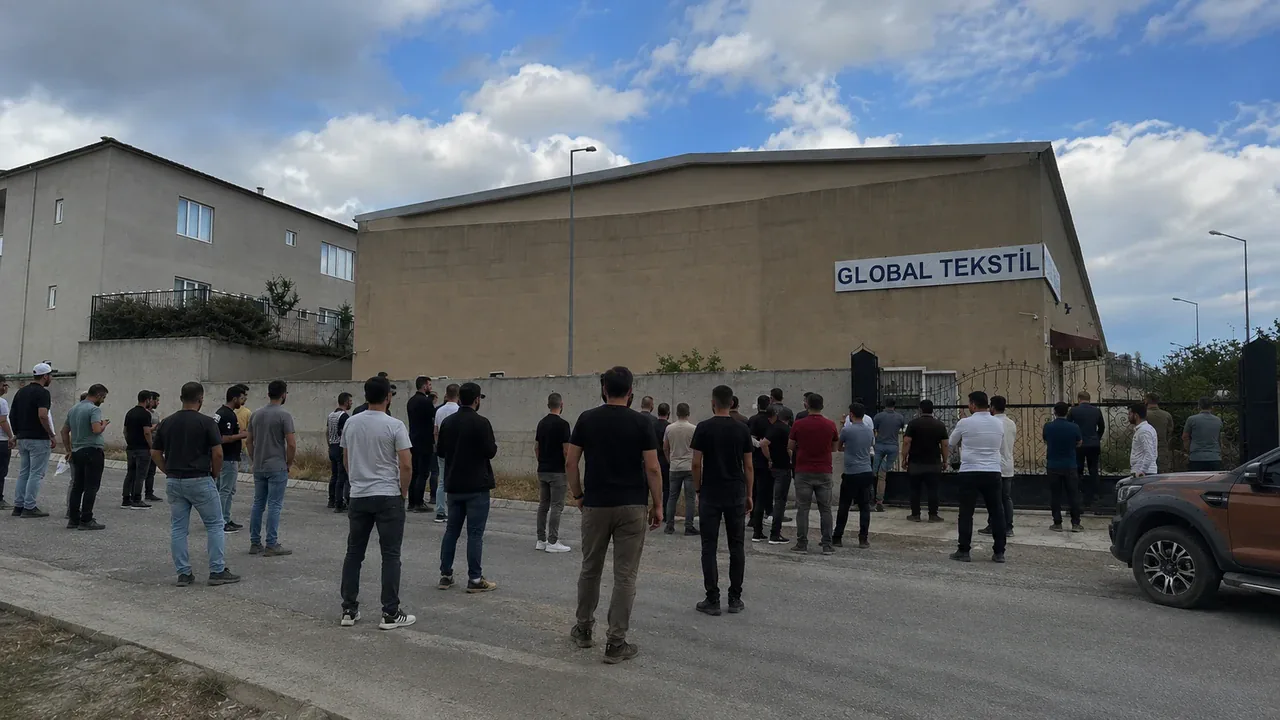 Van'da Tekstil İşçileri Çaresiz: 3 Aydır Maaşlarını Alamıyorlar Van'da Tekstil İşçileri Çaresiz: 3 Aydır Maaşlarını Alamıyorlar