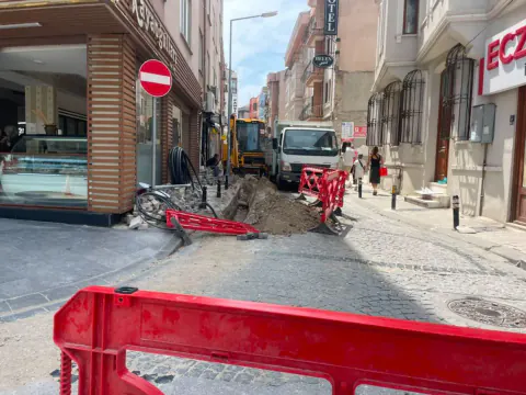 Tekke Sokak'ta Elektrik Altyapı Çalışması: Yol Trafiğe Kapatıldı