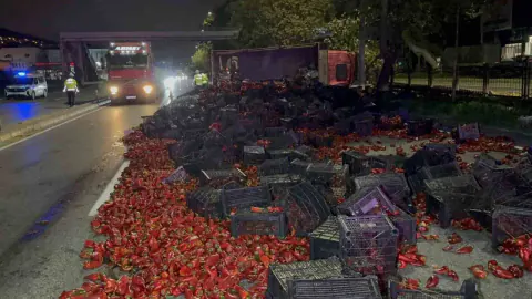 Samsun'da devrilen kamyondan 10 ton kapya biber yola saçıldı: 2 yaralı