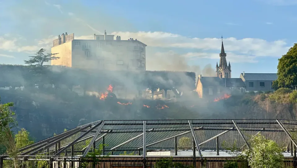 Nantes'te Korkutan Yangın: Şehir Merkezinde Alevler Yükseldi görseli