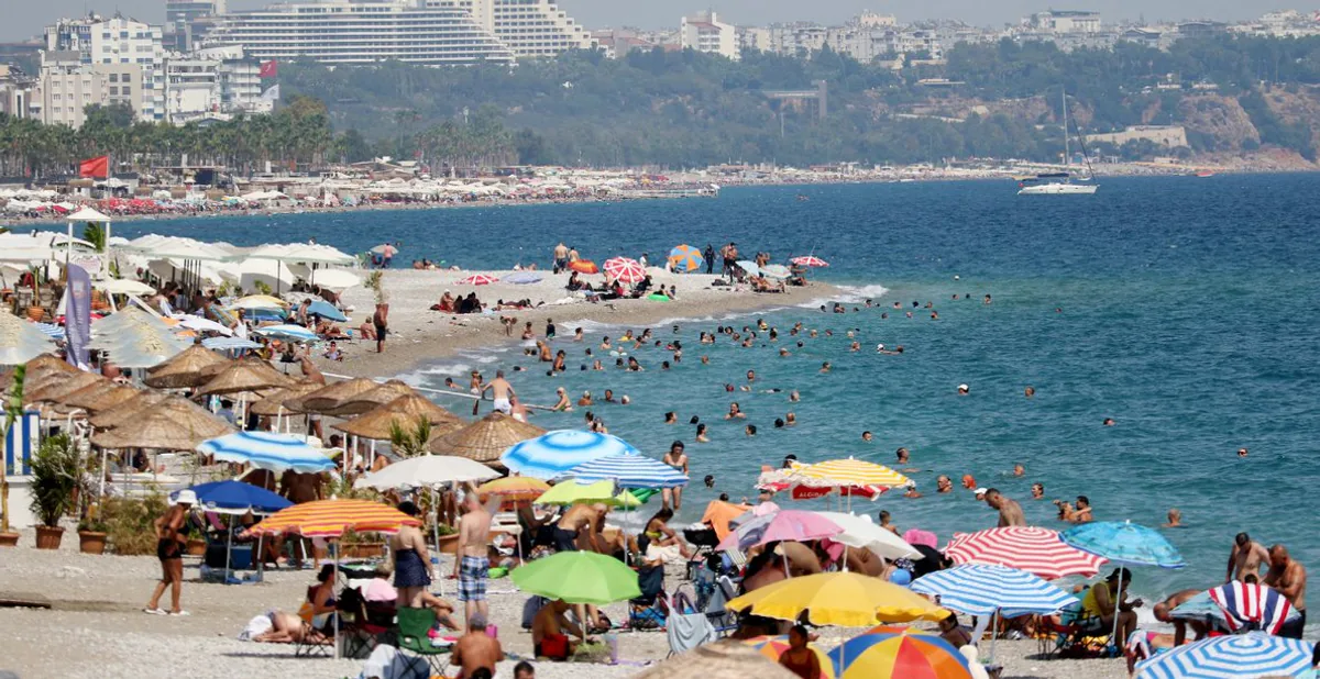 Antalya'da Tatilciler Sahilleri Dolduruyor Antalya'da Tatilciler Sahilleri Dolduruyor