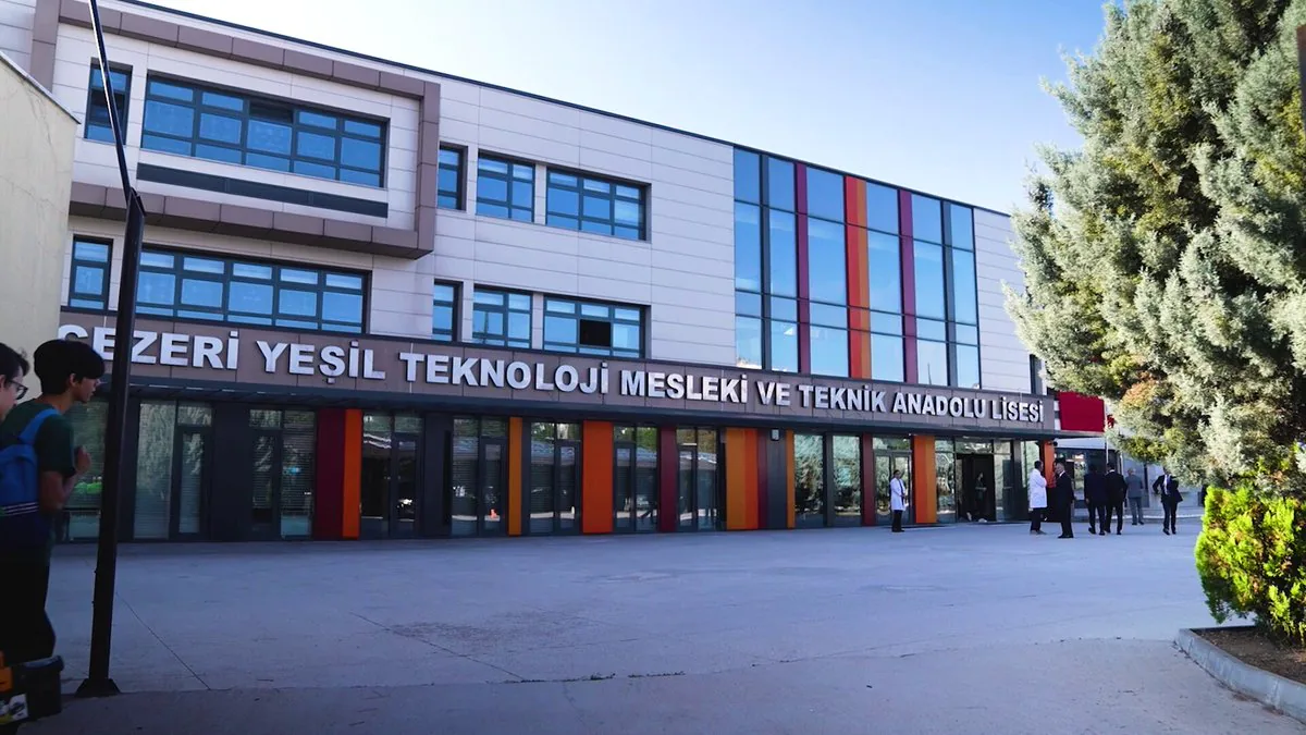 Türkiye'nin Enerji ve Tabii Kaynaklar Bakanı: "Gelecek Bu Gençlerin Ellerinde!" Türkiye'nin Enerji ve Tabii Kaynaklar Bakanı: "Gelecek Bu Gençlerin Ellerinde!"