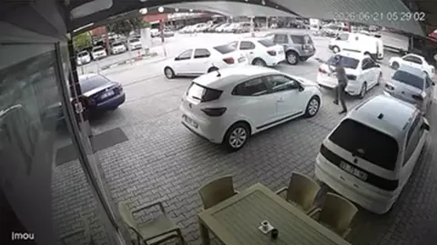 Adana Yeşiloba'da Silahlı Saldırı: Mahmut Otomotiv'de Maddi Hasar