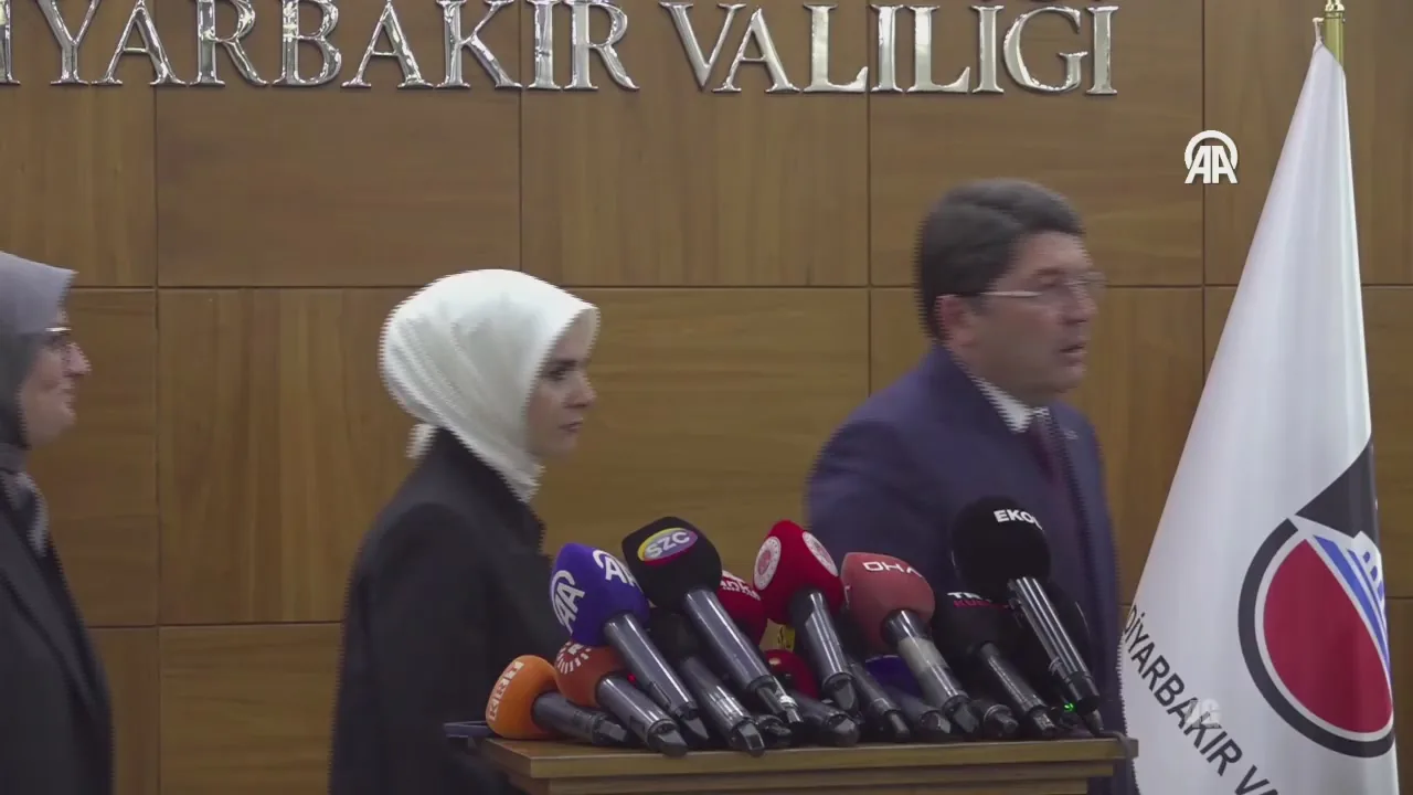 İçişleri Bakanı Ali Yerlikaya, Narin ile İlgili Açıklamalarda Bulundu İçişleri Bakanı Ali Yerlikaya, Narin ile İlgili Açıklamalarda Bulundu