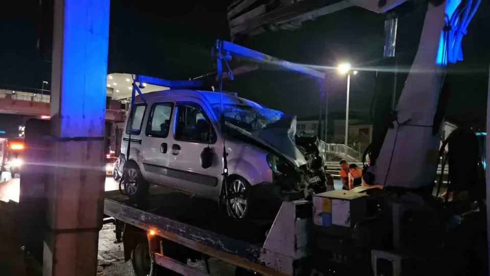 Küçükçekmece D-100 Karayolu'nda Makas Faciası: 2 Yaralı görseli