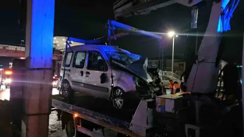 Küçükçekmece D-100 Karayolu'nda Makas Faciası: 2 Yaralı
