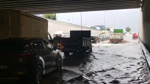 İstanbul'da şiddetli yağmur felaket boyutuna döndü: Binlerce ev ve iş yeri su basıtı