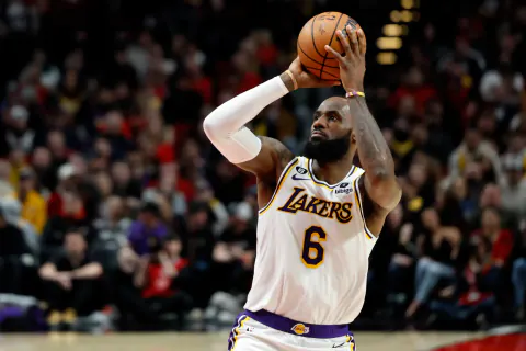 LeBron James'in Geleceği: Şampiyonluk Arayışı ve Transfer Spekülasyonları