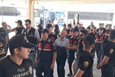 Eski Tunceli Valisi Tuncay Sonel ve 2 polis memuru 6 ayrı suçtan tutuklandı
