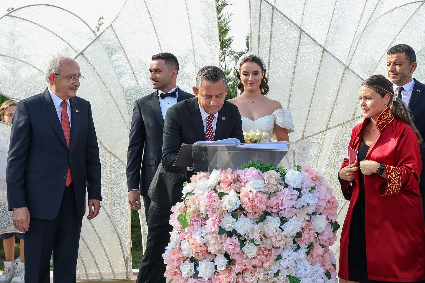 Cumhuriyet Halk Partisi Genel Başkanı Özgür Özel, Düğün Töreninde Genç Çifte Mutluluk Dileklerini İletti Cumhuriyet Halk Partisi Genel Başkanı Özgür Özel, Düğün Töreninde Genç Çifte Mutluluk Dileklerini İletti