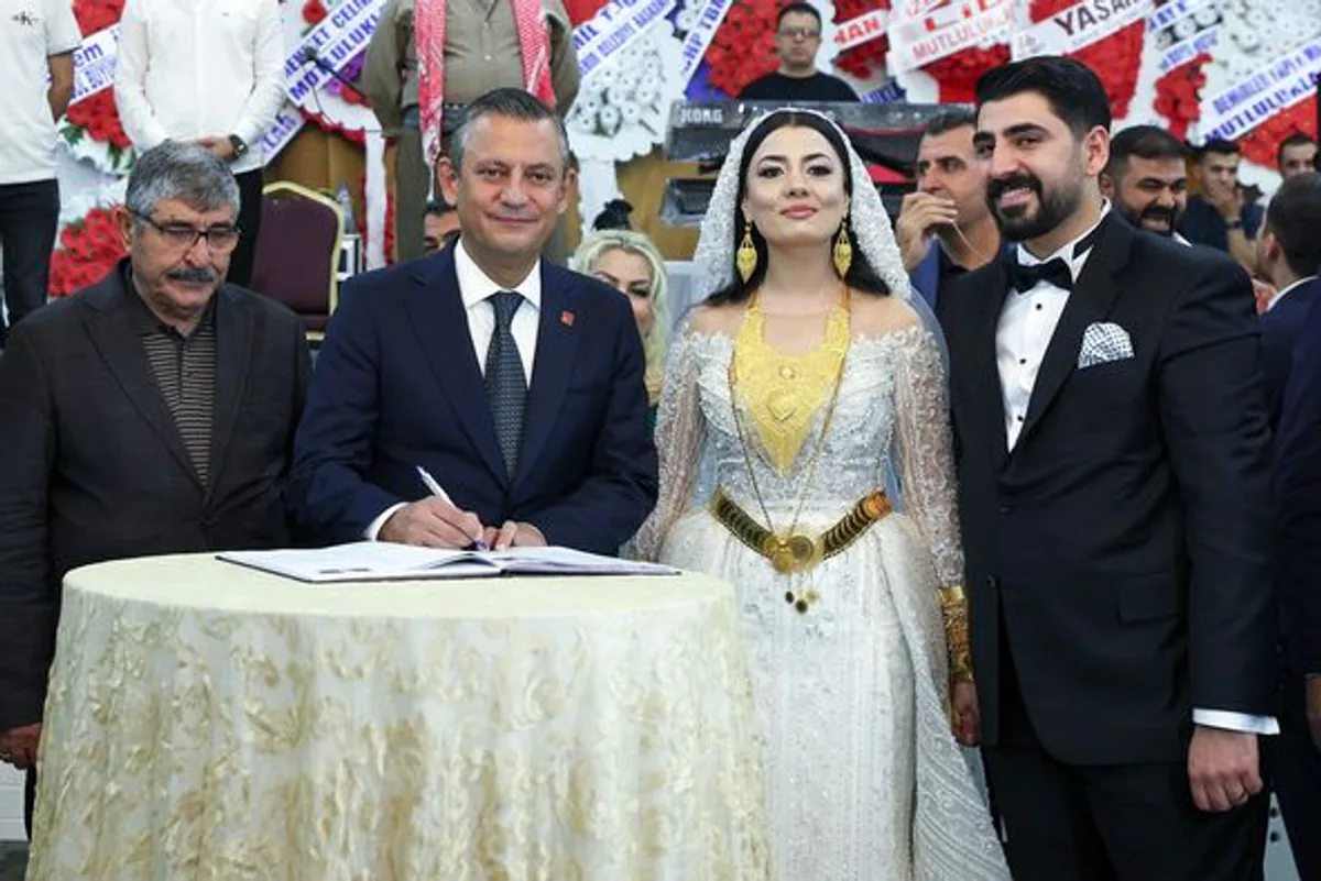 CHP Genel Başkanı Özgür Özel'den Mardin'de Neşeli Bir Düğün CHP Genel Başkanı Özgür Özel'den Mardin'de Neşeli Bir Düğün