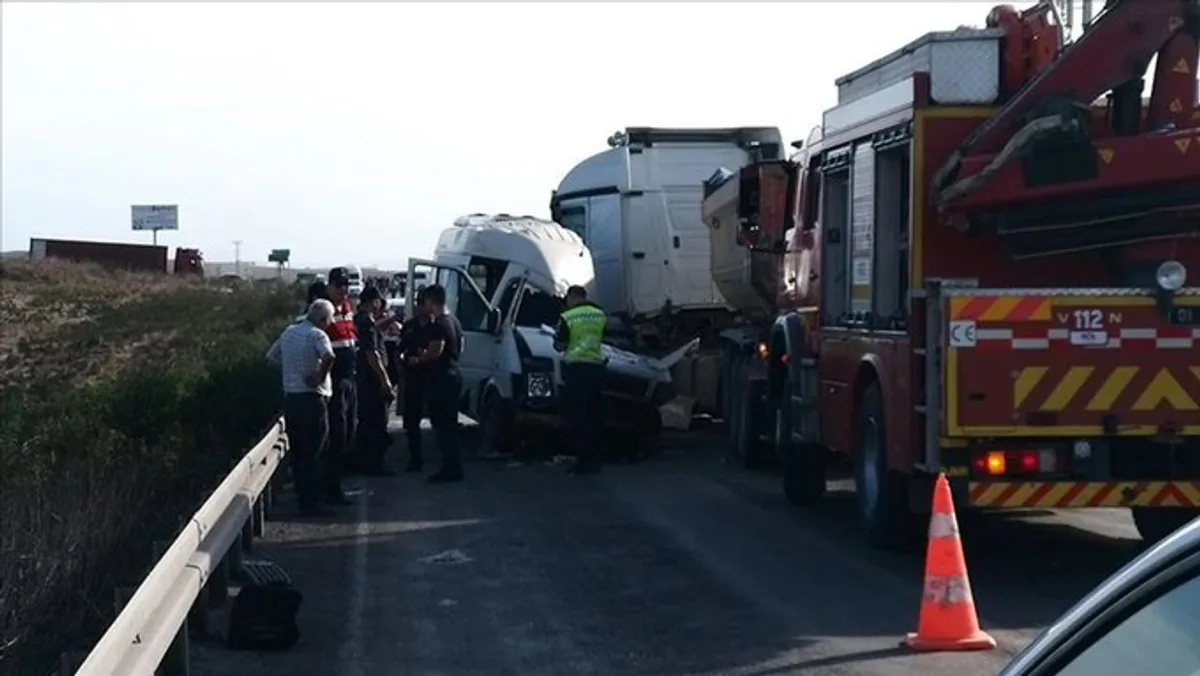 Adana Ceyhan'da Trafik Kazası: Üç Kişi Hayatını Kaybetti, Sekiz Kişi Yaralandı Adana Ceyhan'da Trafik Kazası: Üç Kişi Hayatını Kaybetti, Sekiz Kişi Yaralandı