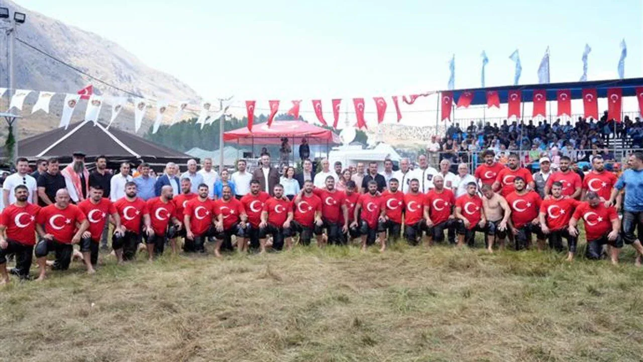 Gökbel Yağlı Pehlivan Güreşleri'nde Enes Doğan Zirveyi Korudu Gökbel Yağlı Pehlivan Güreşleri'nde Enes Doğan Zirveyi Korudu