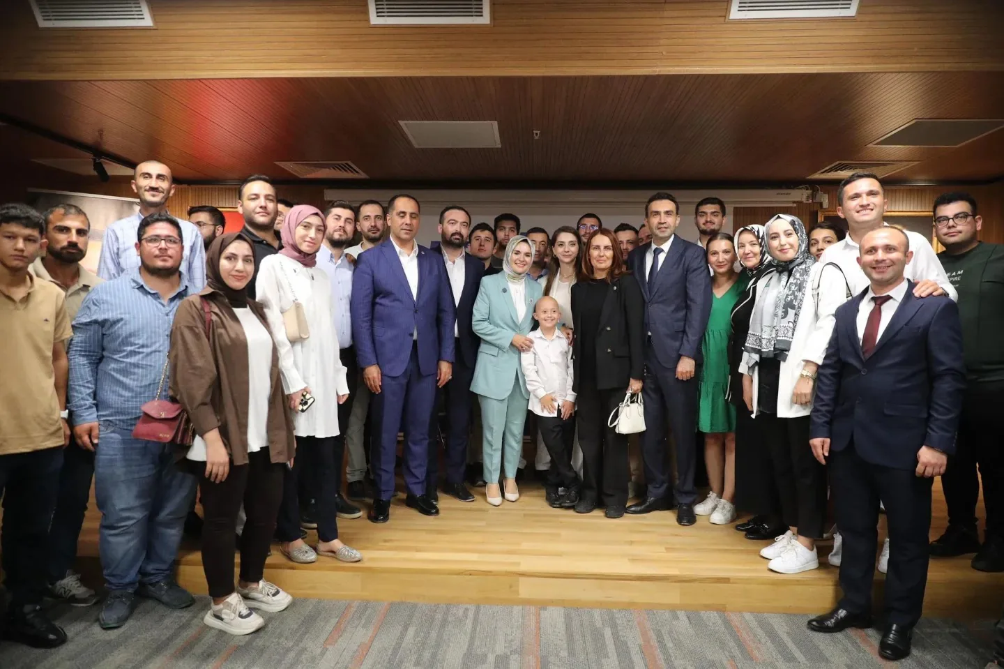 Aile ve Sosyal Hizmetler Bakanı Mahinur Özdemir Göktaş, Mersin'de Gençlerle Buluştu Aile ve Sosyal Hizmetler Bakanı Mahinur Özdemir Göktaş, Mersin'de Gençlerle Buluştu