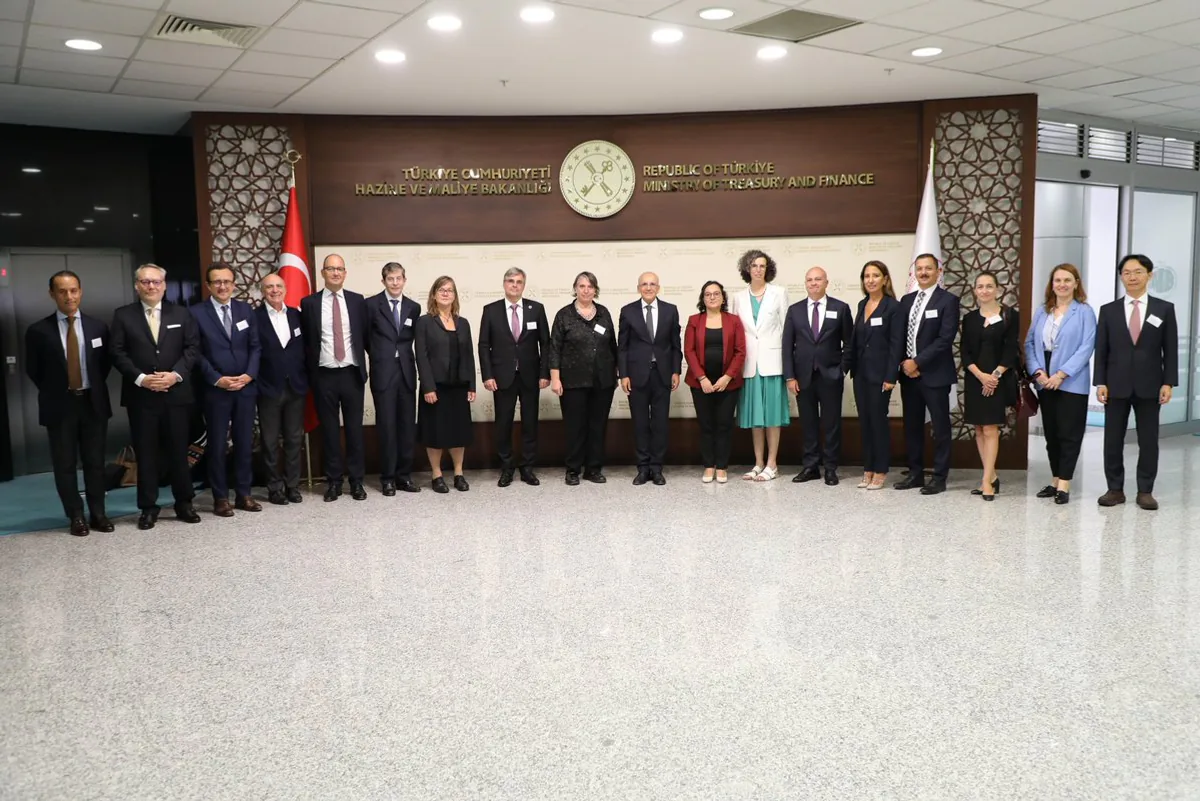 Mehmet Şimşek, Avrupa İmar ve Kalkınma Bankası toplantısında Türkiye'nin Stratejisini Değerlendirdi Mehmet Şimşek, Avrupa İmar ve Kalkınma Bankası toplantısında Türkiye'nin Stratejisini Değerlendirdi