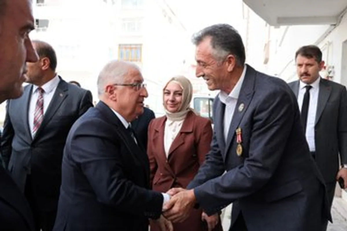 Millî Savunma Bakanı, Bayburt'ta Gazi Piyade Çavuş Kemalettin Şahin’i evinde ziyaret etti Millî Savunma Bakanı, Bayburt'ta Gazi Piyade Çavuş Kemalettin Şahin’i evinde ziyaret etti