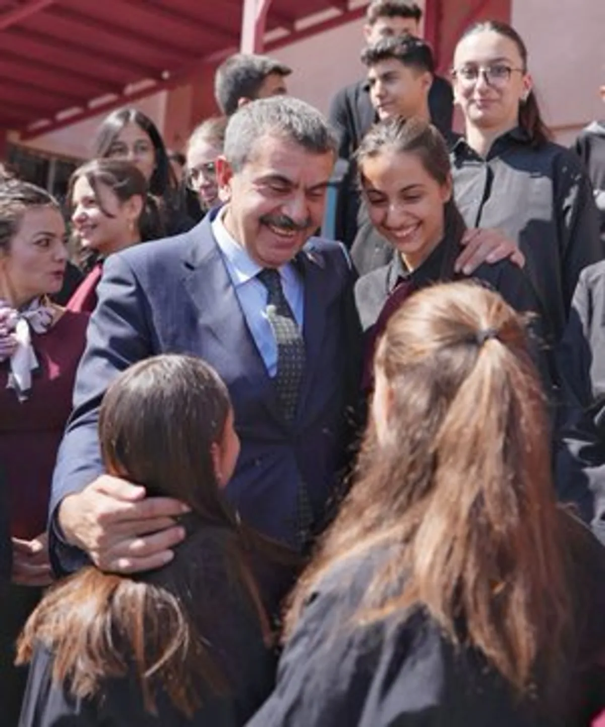 T.C. Millî Eğitim Bakanı Yusuf Tekin, Raci Alkır Güzel Sanatlar Lisesi'ni Ziyaret Etti T.C. Millî Eğitim Bakanı Yusuf Tekin, Raci Alkır Güzel Sanatlar Lisesi'ni Ziyaret Etti