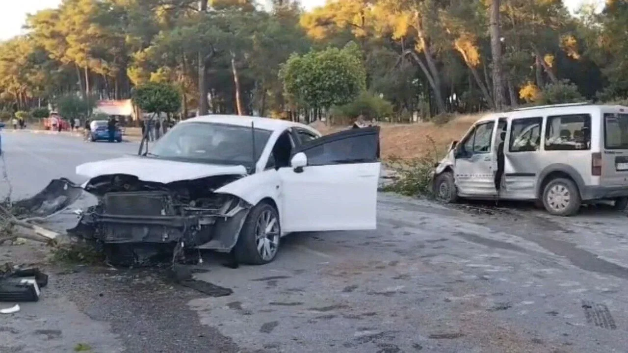 Antalya Manavgat'ta Refüje Çıkan Otomobilin Karşı Şeride Geçmesi: 5 Yaralı Antalya Manavgat'ta Refüje Çıkan Otomobilin Karşı Şeride Geçmesi: 5 Yaralı