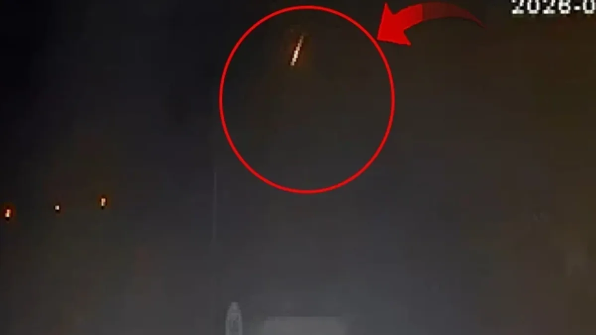 İstanbul Gökyüzünde Meteorun Düşme Anı: Büyükçekmece'de Gördükleri Şaşkınlık Yarattı İstanbul Gökyüzünde Meteorun Düşme Anı: Büyükçekmece'de Gördükleri Şaşkınlık Yarattı