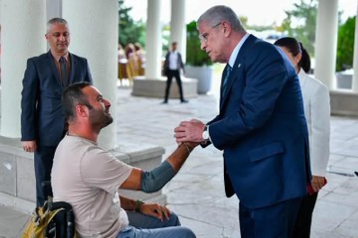 İYİ Parti Genel Başkanı Müsavat Dervişoğlu ve Kadın, Aile ve Sosyal Hizmetler Bakanı Kevser Ofluoğlu, Gaziler Fizik Tedavi ve Rehabilitasyon Eğitim ve Araştırma Hastanesi'ni Ziyaret Etti İYİ Parti Genel Başkanı Müsavat Dervişoğlu ve Kadın, Aile ve Sosyal Hizmetler Bakanı Kevser Ofluoğlu, Gaziler Fizik Tedavi ve Rehabilitasyon Eğitim ve Araştırma Hastanesi'ni Ziyaret Etti